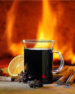 Feuerzangenbowle im Glas mit Henkel